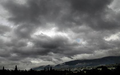 Καιρός: Τοπικές βροχές, σποραδικές καταιγίδες και πτώση της θερμοκρασίας