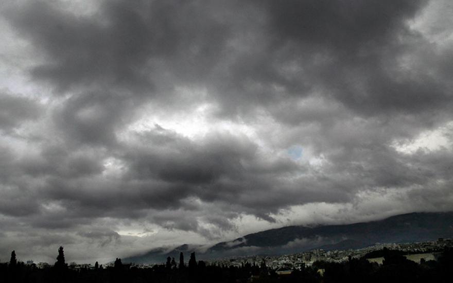 Καιρός: Τοπικές βροχές, σποραδικές καταιγίδες και πτώση της θερμοκρασίας