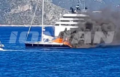 Φωτιά σε ιστιοφόρο στο Φισκάρδο Κεφαλονιάς - Απομακρύνθηκαν οι έξι επιβαίνοντες