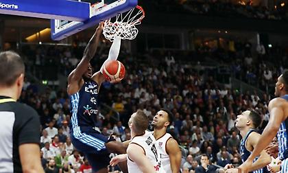 Σλούκας σερβίρει Θανάσης καρφώνει σε πανέμορφο alley-oop!