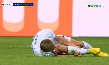 Με δέκα η Πλζεν κόντρα στην Ίντερ μετά από σκληρό μαρκάρισμα του Μπούχα στον Μπαρέλα