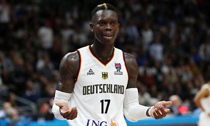 Σρέντερ: «Έλληνες, αντέδρασα επειδή έβρισαν τη μάνα μου»