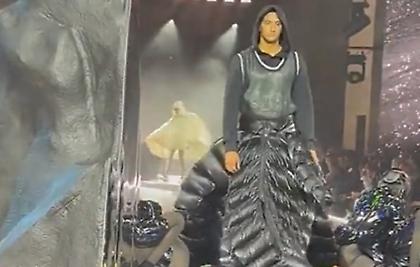 Ο Κάιλ Κούζμα στην εβδομάδα μόδας της Νέας Υόρκης με κάτι σαν φούστα