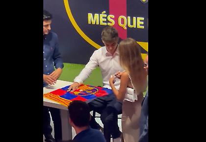 Θαυμάστρια έδωσε το τηλέφωνό της στον Γκάβι στη γιορτή ανανέωσης του συμβολαίου του!