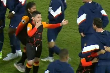 Έπαθαν «πλάκα» μόλις είδαν τον Μέσι τα παιδιά πριν τη σέντρα