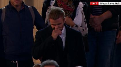 Δακρυσμένος ο Μπέκαμ, περίμενε 13 ώρες στην ουρά για να αποτίσει φόρο τιμής στην Ελισάβετ