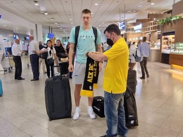 ΑΕΚ: Έφτασε στην Αθήνα ο Μάντσεν