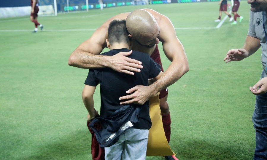 Ο Άμραμπατ έδωσε τη φανέλα του σε φίλο του Παναιτωλικού