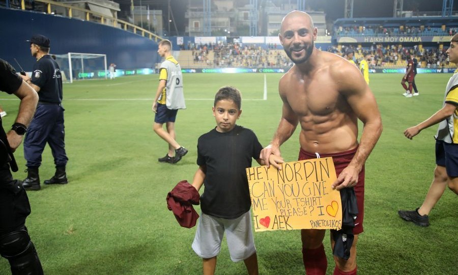 Ο Άμραμπατ έδωσε τη φανέλα του σε φίλο του Παναιτωλικού