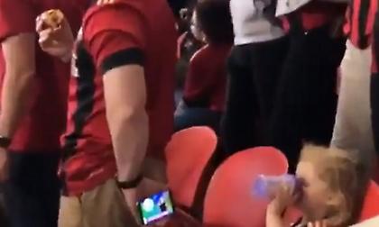 «Εγώ το ματς, εσύ παιδικά»: Πατέρας-μύθος πήγε το multi tasking σε άλλο επίπεδο