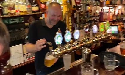 Παλαίμαχος της Μπόλτον σέρβιρε μπίρες σε οπαδούς της Γουέστ Χαμ: «Σε συγχωρούμε που μας υποβίβασες»