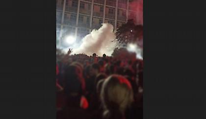 Επίθεση των ΜΑΤ με χημικά στη μεγάλη συναυλία του Θανάση Παπακωνσταντίνου στο ΑΠΘ!