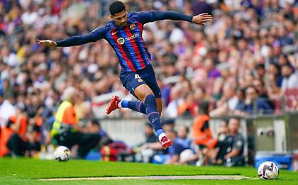 Αποθεώθηκε ο Αραούχο γιατί δεν πάτησε το σήμα της Μπαρτσελόνα