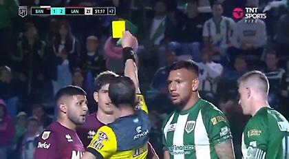 Διαιτητής-εξπρές: Τέσσερις κίτρινες κάρτες σε δύο δευτερόλεπτα!