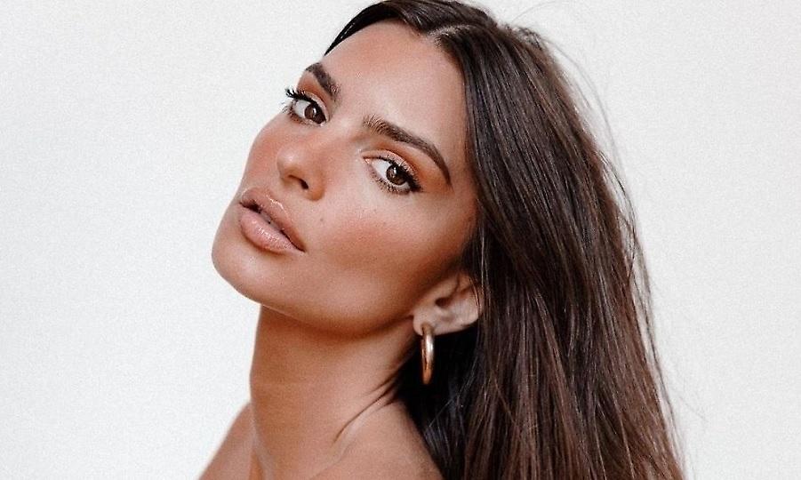 Οι τόπλες φωτογραφίες της Έμιλι Ραταϊκόφσκι στο Instagram