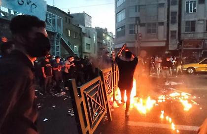 «Επανάσταση του χιτζάμπ» στο Ιράν: Εννέα νεκροί στα επεισόδια μετά το θάνατο της Μαχσά Αμινί