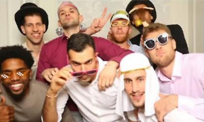 Επική φωτογραφία του Σλούκα και άλλων «ερυθρολεύκων» μετά τη βάπτιση της κόρης του