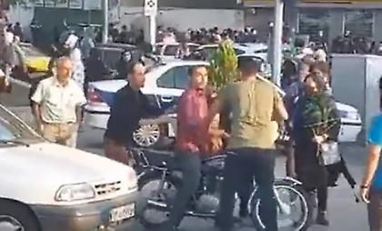 «Πλέον, υπάρχουν συνέπειες»: Ιρανοί πήραν στο κυνήγι άντρα που χαστούκισε γυναίκα