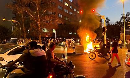 Ιράν: Καζάνι που βράζει η χώρα, αντι-διαδηλώσεις και στρατός απέναντι στην «εξέγερση των χιτζάμπ»