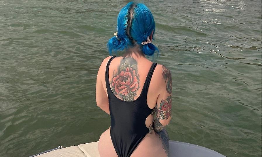 Μοντέλο του OnlyFans ανέβασε βίντεο για «τις δυσκολίες των κοντών» αλλά το κοινό έδωσε αλλού σημασία