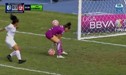 Έχασε -κυριολεκτικά- την μπάλα: Απίθανη... φόλα από την τερματοφύλακα της Κερετάρο