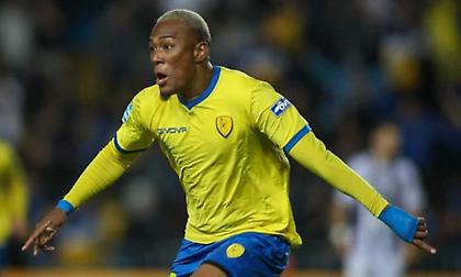 Ο Φλόρες του Παναιτωλικού έριξε αγκωνιά στον Μέσι και προκάλεσε… σύρραξη!