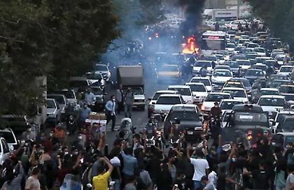 Χάος δίχως τέλος στο Ιράν: Αναφορές για τουλάχιστον 54 νεκρούς στις διαδηλώσεις για τη Μάχσα Αμινί
