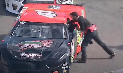 Απίστευτο ξύλο σε αγώνα NASCAR: Γρονθοκόπησε άγρια άλλον οδηγό μετά από σύγκρουση