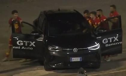 Παίκτες πανηγύρισαν γκολ μπαίνοντας σε αυτοκίνητο