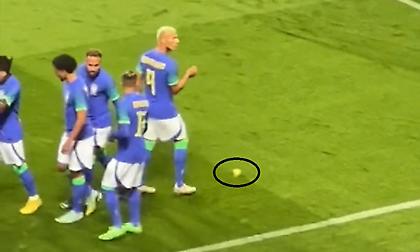 Ρατσιστική επίθεση στον Ριτσάρλισον, του πέταξαν μπανάνα μόλις σκόραρε σε φιλικό με τη Βραζιλία