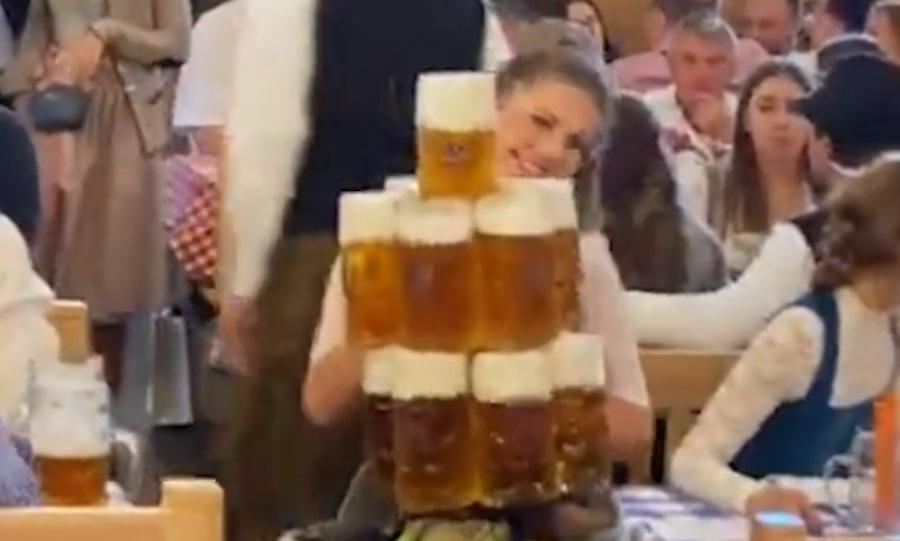 Oktoberfest: Σερβιτόρα μεταφέρει 13 μπίρες... χαλαρά!