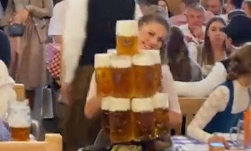 Oktoberfest: Σερβιτόρα μεταφέρει 13 μπίρες... χαλαρά!