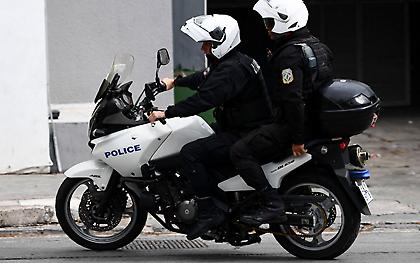 Μενίδι: Δύο αστυνομικοί στο νοσοκομείο - Αυτοκίνητο έπεσε πάνω στη μοτοσυκλέτα τους