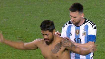 Ο Μέσι υπέγραψε στην πλάτη οπαδού που εισέβαλε στο γήπεδο!