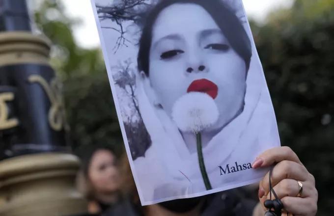 Ιράν: Μήνυση από τους γονείς της Μάχσα Αμίνι