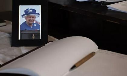 Στη δημοσιότητα το πιστοποιητικό θανάτου της βασίλισσας Ελισάβετ - Τι αναφέρει ως αιτία θανάτου