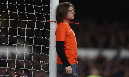 Βαριά «καμπάνα» στον ακτιβιστή που δέθηκε στο δοκάρι στο Έβερτον - Νιούκαστλ