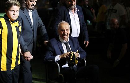 Αποθέωση από όλο το γήπεδο για τον Κώστα Νεστορίδη