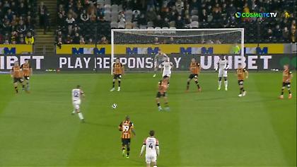 Η μπάλα... ζωντάνεψε και ο Λάνσμπερι πέτυχε γκολάρα με ανεξήγητα καλό σουτ!