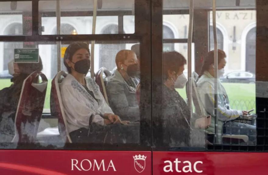 Ιταλία: Καταργείται η υποχρεωτική χρήση μάσκας στα ΜΜΜ