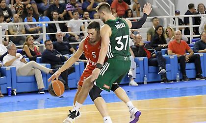 Ένταση στη λήξη του Super Cup, με τον Λαρεντζάκη να μην ακούει τον Μπαρτζώκα και να κάνει επίθεση