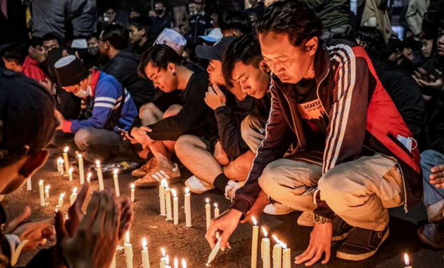 Ινδονησία: Άναψαν κεριά για το μακελειό εκατοντάδες οπαδοί