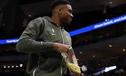 Γιάννης Αντετοκούνμπο: Το' ριξε στα σνακ στον πάγκο των Μπακς