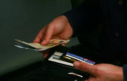 Θεσσαλονίκη: Έκλεψε από τη τσάντα γυναίκας 2.500 ευρώ - Πήγε σπίτι της να κλέψει και χρυσαφικά