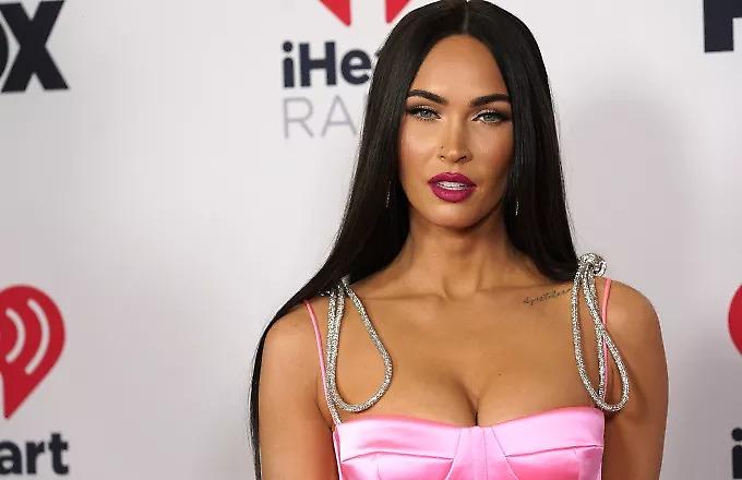 H Megan Fox έγινε ξανθιά και όλοι σχολιάζουν πόσο πολύ μοιάζει με την Kim Kardashian