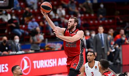 Το… έριξε στην μπάλα ο Μέλι και μετά «κοπάνησε» τρίποντο για αντίο!