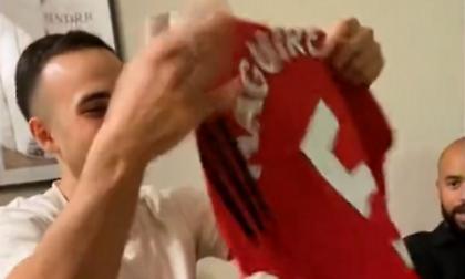 Η αντίδραση οπαδού της Μάντσεστερ Γιουνάιτεντ σε φανέλα-δώρο με το όνομα του… Μαγκουάιρ! (video)