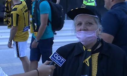 Ο ενθουσιασμός της ηλικιωμένης οπαδού της ΑΕΚ, Ευαγγελίας… 21: «Έχω τρελαθεί με το γήπεδο»
