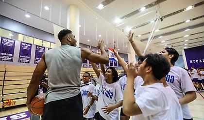 «Μπούκαρε» σε προπόνηση πιτσιρικάδων και τους τρέλανε ο Γιάννης Αντετοκούνμπο