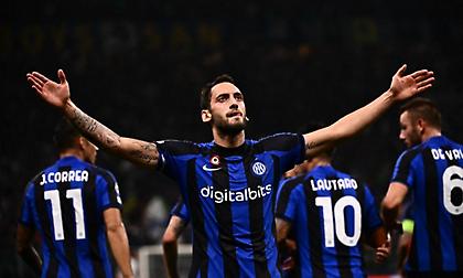 Καθήλωσε την Μπαρτσελόνα με γκολάρα Τσαλχάνογλου και άμυνα από ατσάλι η Ίντερ